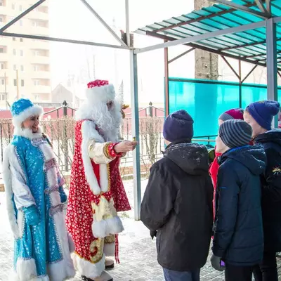 Дед Мороз и дети на домашнем празднике