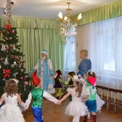 Дед Мороз и дети на домашнем празднике